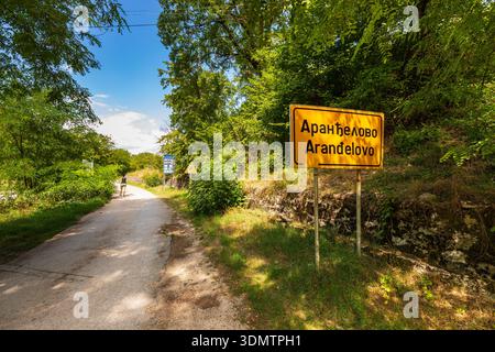 Arandelovo, Bosnien und Herzegowina - 21. August 2022: Straßenschild zum Eingang des Dorfes Arandelovo. Stockfoto