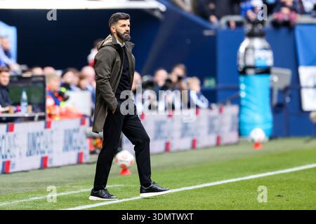 GELSENKIRCHEN, DEUTSCHLAND - 7. FEBRUAR: FC Schalke 04-Cheftrainer Miron Muslic sieht beim 2. Bundesliga-Spiel zwischen dem FC Schalke 04 und der SG Dynamo Dresden am 7. Februar 2026 in der Veltins-Arena in Gelsenkirchen. (Foto: Rene Nijhuis) Stockfoto