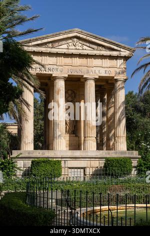 Denkmal für Sir Alexander Ball aus dem Jahr 1810 in den Lower Barrakka Gardens in Valletta, Malta. Stockfoto