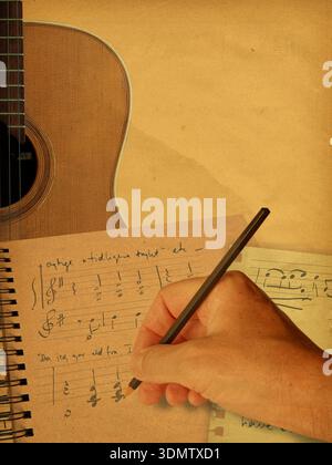 Collage aus Akustikgitarre, Handschrift auf Papier, mit Bleistift und einem Blatt Papier mit handgeschriebenen Notenblättern. Stockfoto
