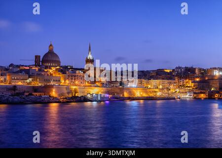 Skyline der Stadt Valletta auf Malta. Blick auf die Hauptstadt eines Inselstaates im Mittelmeer vom Hafen von Marsamxett im EV Stockfoto