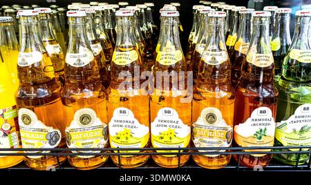 Samara, Russland - 24. März 2025: Verschiedene Limonaden in Glasflaschen im VkusVill-Geschäft Stockfoto