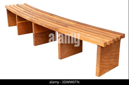 Gebogene Holzbank mit glatten Linien und einer stabilen Struktur. Diese Bank kann in Parks, Gärten oder Häusern verwendet werden, um während der da bequem zu sitzen Stockfoto