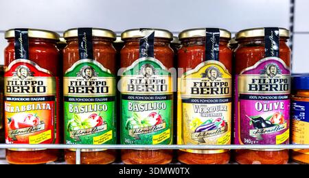 Samara, Russland - 31. Mai 2025: Filippo Berio saucen in Glasgläsern auf dem Regal in einem Supermarkt Stockfoto