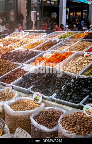 Verkaufsstände des Basar Markts mit Nüssen und getrockneten Früchten im Viertel Pazari i Ri in Tirana, Albanien. Ideal für Reisebroschüren, Magazine, Poster Stockfoto