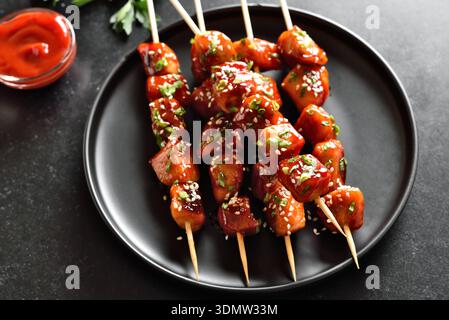 Teriyaki Hähnchenspieße auf Teller, Nahansicht Stockfoto