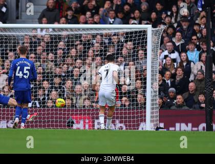 Craven Cottage, Fulham, London, Großbritannien. Februar 2026. Premier League Football, Fulham gegen Everton; Raul Jimenez aus Fulham erzielte in der 18. Minute das 1. Tor und schaffte es 1-0 Credit: Action Plus Sports/Alamy Live News Stockfoto