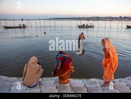 Pilger, die in ganges während Maha kumbh mela, Uttar Pradesh, Allahabad, Indien baden Stockfoto