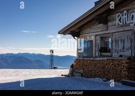 Mountain rifugio Gebäude auf einem schneebedeckten Hochplateau in den italienischen Alpen, Wintersaison. Stockfoto