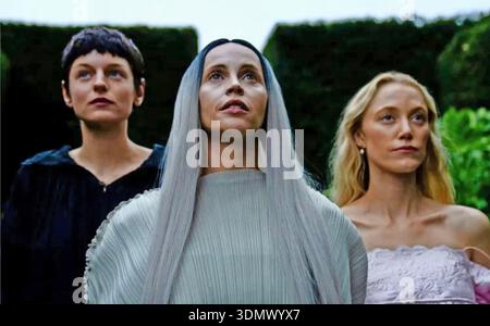 100 NIGHTS OF HERO Independent Film Company Produktion mit From Left: Emma Corin, Felicity Jones, Maika Monroe Stockfoto