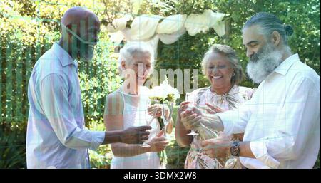 Ein bärtiger Mann füllt Gläser aus der Flasche, Freunde in hellen Kleidern mischen sich im sonnigen Garten Stockfoto