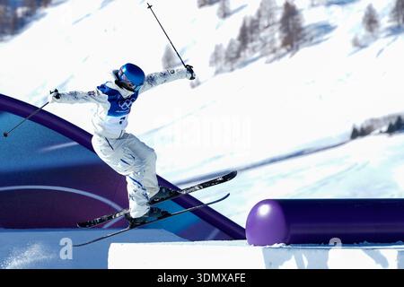 02.07.2026, Livigno, Snow Park, Slopestyle Qualifying Womens, kranke Eileen Gu aus China Stockfoto