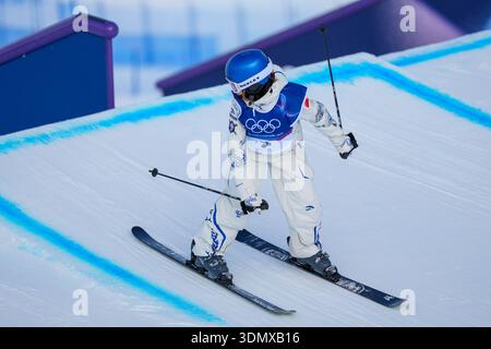 02.07.2026, Livigno, Snow Park, Slopestyle Qualifying Womens, kranke Eileen Gu aus China Stockfoto