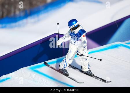 02.07.2026, Livigno, Snow Park, Slopestyle Qualifying Womens, kranke Eileen Gu aus China Stockfoto