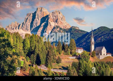 Wolkenstein von Cadore und Pelmo umgeben von Herbstfarben Veneto Sexten Dolomiten. Dolomiten - Südtirol, Italien. Wunderschöne berühmte Landschaft mit CH Stockfoto