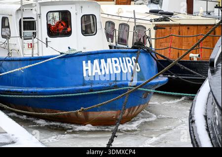 Deutschland, Hamburg, 07.02.2026: Ein Schiff liegt umschlossen von Eisschollen im Museumshafen Övelgönne. Eis auf der Unterelbe bei Hamburg *** Deutschland, Hamburg, 07 02 2026 Ein Schiff liegt umgeben von Eisschollen im Övelgönne Eismuseumshafen an der Unterelbe bei Hamburg Stockfoto