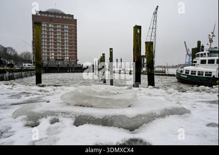 Deutschland, Hamburg, 07.02.2026: Eisschollen bedecken ein Hafenbecken im Museumshafen Övelgönne. Eis auf der Unterelbe bei Hamburg *** Deutschland, Hamburg, 07 02 2026 Eisschollen bedecken ein Hafenbecken im Övelgönne-Museumshafen Eis an der Unterelbe bei Hamburg Stockfoto