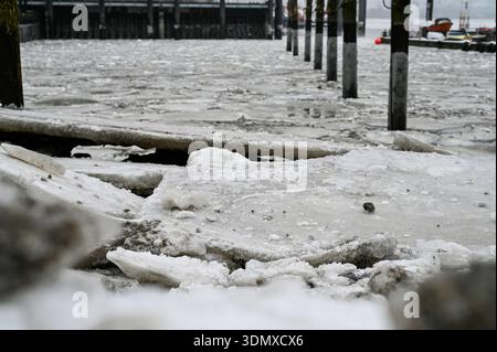 Deutschland, Hamburg, 07.02.2026: Eisschollen bedecken ein Hafenbecken im Museumshafen Övelgönne. Eis auf der Unterelbe bei Hamburg *** Deutschland, Hamburg, 07 02 2026 Eisschollen bedecken ein Hafenbecken im Övelgönne-Museumshafen Eis an der Unterelbe bei Hamburg Stockfoto