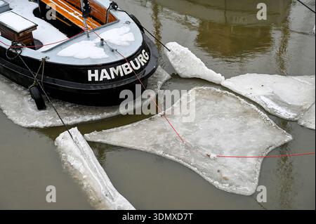 Deutschland, Hamburg, 07.02.2026: Eis hängt an mehreren Leinen eines Schiffes, welches um Museumshafen Övelgönne festgemacht ist. Eis auf der Unterelbe bei Hamburg *** Deutschland, Hamburg, 07 02 2026 Ice hängt auf mehreren Linien eines Schiffes, das um den Museumshafen Övelgönne Ice an der Unterelbe bei Hamburg vertäut ist Stockfoto