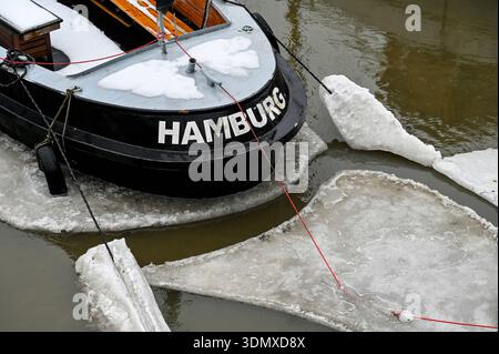 Deutschland, Hamburg, 07.02.2026: Eis hängt an mehreren Leinen eines Schiffes, welches um Museumshafen Övelgönne festgemacht ist. Eis auf der Unterelbe bei Hamburg *** Deutschland, Hamburg, 07 02 2026 Ice hängt auf mehreren Linien eines Schiffes, das um den Museumshafen Övelgönne Ice an der Unterelbe bei Hamburg vertäut ist Stockfoto