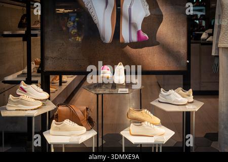 Mailand, Italien - 2026, 3. Februar: Die Sneaker-Kollektion Geox FW25 wird in einem schicken Boutique-Fenster präsentiert und hebt modernes Design, hochwertige Materialien und Itali hervor Stockfoto