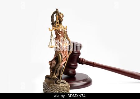 THEMIS-Figur und richterlicher Hammer auf weißem Hintergrund Stockfoto