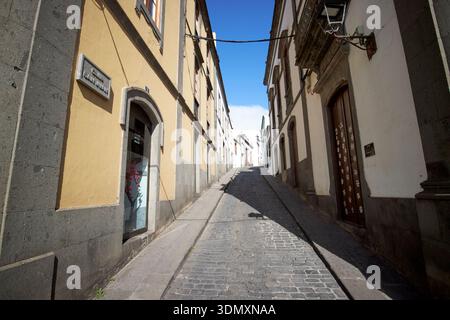 calle san juan steile, mit Kopfsteinpflaster bedeckte, enge Straße in der historischen Stadt arucas, gran canaria, den kanarischen Inseln, spanien Stockfoto