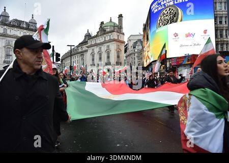 FREIER IRAN PROTEST, Demonstranten marschieren durch den Piccadilly Circus bei der Lion and Sun Revolution of Iran, London UK. Februar 2026 Stockfoto