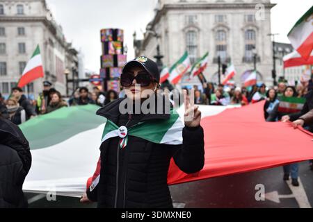 Ein Demonstrant hält das Friedenszeichen im Piccadilly Circus bei der Lion and Sun Revolution of Iran, London UK. Februar 2026 Stockfoto