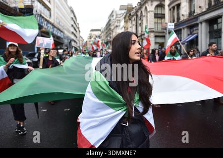 FREIER IRAN PROTEST, Demonstranten marschieren durch den Piccadilly Circus bei der Lion and Sun Revolution of Iran, London UK. Februar 2026 Stockfoto