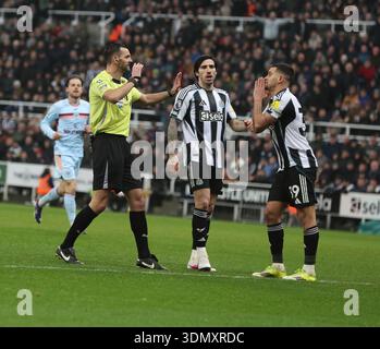 Newcastle upon Tyne, Großbritannien. Februar 2026. Bruno Guimaraes und Sandro TONALi von Newcastle United appellieren für eine Strafe während des Spiels Newcastle United gegen Brentford Premier League im St. James' Park, Newcastle upon Tyne. Der Bildnachweis sollte lauten: Nigel Roddis/Sportimage Credit: Sportimage Ltd/Alamy Live News Stockfoto