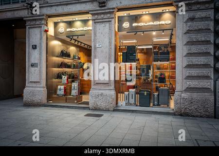 Mailand, Italien - 2026, 3. Februar: Piquadro FW25 Boutique mit elegantem Gepäck und Accessoires, mit modernem italienischem Design und urbaner Raffinesse Stockfoto