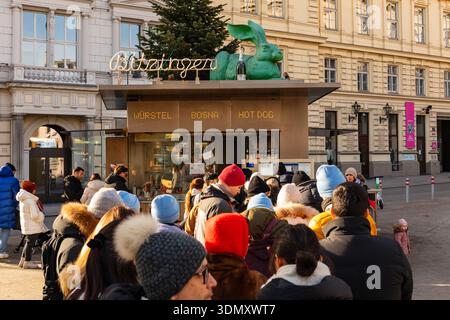 Bitzinger Würstelstand, ein berühmter Würstelstand im Albertinaplatz, Wien, Österreich. Stockfoto