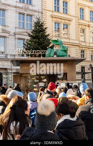 Bitzinger Würstelstand, ein berühmter Würstelstand im Albertinaplatz, Wien, Österreich. Stockfoto