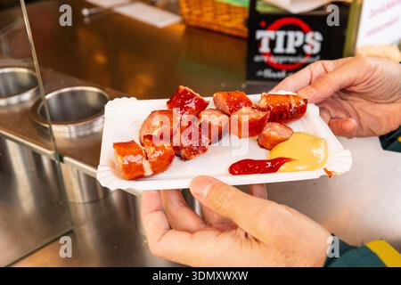 Käsekrainer Schweinefleisch- und Käsewürste Bitzinger Würstelstand, ein berühmter Würstelstand im Albertinaplatz, Wien, Österreich. Stockfoto