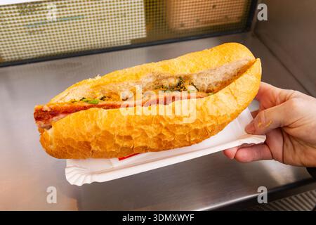 Der österreichische „Bosna“ (Wurst mit Curry) Bitzinger Würstelstand, ein berühmter Würstelstand im Albertinaplatz, Wien, Österreich. Stockfoto