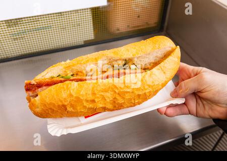 Der österreichische „Bosna“ (Wurst mit Curry) Bitzinger Würstelstand, ein berühmter Würstelstand im Albertinaplatz, Wien, Österreich. Stockfoto