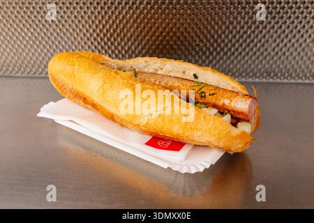 Der österreichische „Bosna“ (Wurst mit Curry) Bitzinger Würstelstand, ein berühmter Würstelstand im Albertinaplatz, Wien, Österreich. Stockfoto