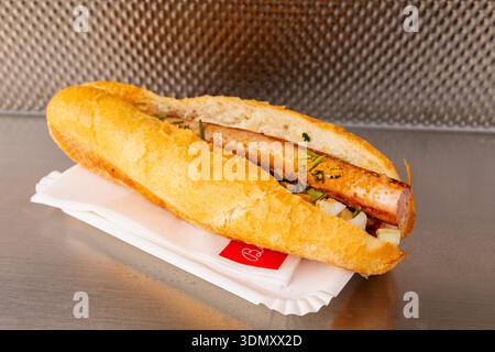 Der österreichische „Bosna“ (Wurst mit Curry) Bitzinger Würstelstand, ein berühmter Würstelstand im Albertinaplatz, Wien, Österreich. Stockfoto