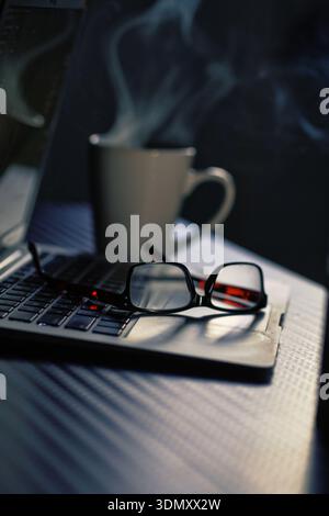 Konzept der späten Nachtarbeit. Stockfoto