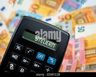 Taschenrechner mit dem Wort „Steuern“ auf dem Display Stockfoto