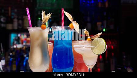 Am Abend stehen farbenfrohe Cocktails an der Bar in einer lebhaften Bar zur Verfügung Stockfoto