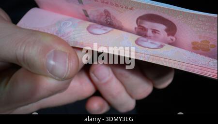 Person, die während einer täglichen Transaktion in Nordkorea Won-Notizen in einer Nahansicht hält Stockfoto