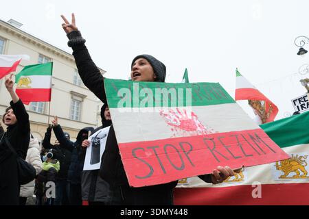 Warschau, Woiwodschaft Masowien, Polen. Februar 2026. Ein Demonstrant hält in der einen Hand ein Schild, das auf polnischer Sprache steht: "Freier Iran, stoppt das Regime" und macht mit der anderen Hand das Siegeszeichen während eines von Warschaus iranischer Diaspora organisierten marsches zur Unterstützung der jüngsten Proteste gegen das Regime und zur Verurteilung des Massenmordes an Zehntausenden iranischen Bürgern durch die Regierung der Islamischen Republik Iran. (Kreditbild: © Roman Koziel/ZUMA Press Wire) NUR REDAKTIONELLE VERWENDUNG! Nicht für kommerzielle ZWECKE! Stockfoto
