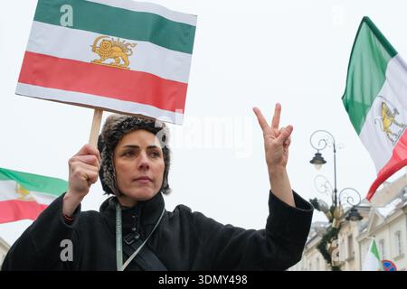 Warschau, Woiwodschaft Masowien, Polen. Februar 2026. Ein Demonstrant hält ein Schild mit der Flagge von Löwen und Sonne in der einen Hand und macht das Siegessymbol mit der anderen Hand auf einem von der iranischen Diaspora Warschaus organisierten marsch zur Unterstützung der jüngsten Proteste gegen das Regime und zur Verurteilung des Massenmordes an Zehntausenden iranischen Bürgern durch die Regierung der Islamischen Republik Iran. (Kreditbild: © Roman Koziel/ZUMA Press Wire) NUR REDAKTIONELLE VERWENDUNG! Nicht für kommerzielle ZWECKE! Stockfoto