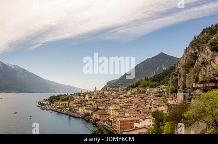 Malerischer Blick auf Limone, Italien, eingebettet zwischen dem Gardasee und den üppigen Bergen. Die pulsierende Stadt besticht durch charmante Architektur, ruhiges Wasser und ein bisschen mehr Stockfoto