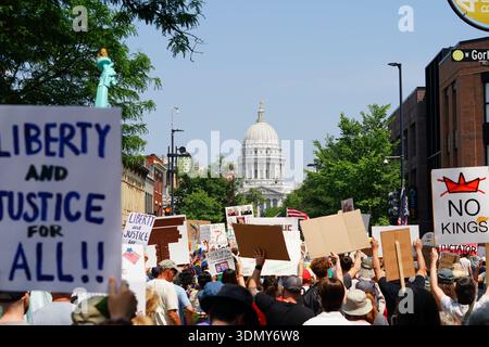 Madison, Wisconsin USA – 14. Juni 2025: Gemischte Rassen versammelten sich, um während der No Kings-Veranstaltung zu protestieren. Stockfoto