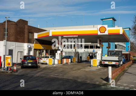 Tankstelle mit großem Shell Oil Logo und Autos, die Benzin und Diesel auf dem Vorplatz tanken. Treibstoffpreise und Lebenshaltungskosten. Stockfoto
