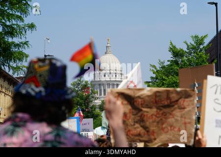 Madison, Wisconsin USA – 14. Juni 2025: Gemischte Rassen versammelten sich, um während der No Kings-Veranstaltung zu protestieren. Stockfoto