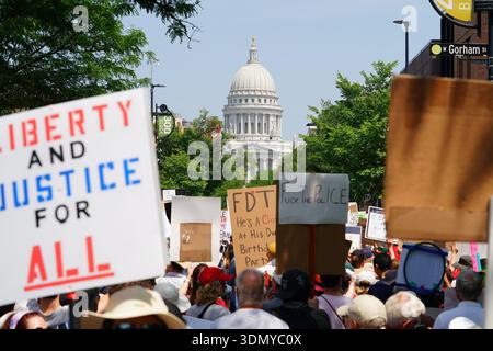 Madison, Wisconsin USA – 14. Juni 2025: Gemischte Rassen versammelten sich, um während der No Kings-Veranstaltung zu protestieren. Stockfoto